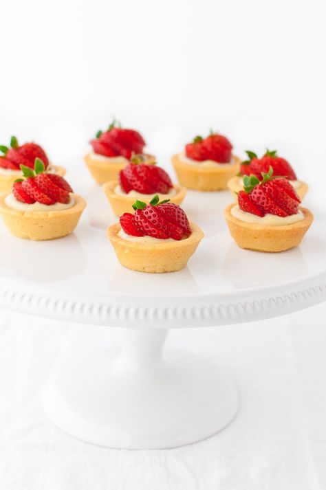 Fruit Tart Crust, Strawberry Tartlets, Tart Crust Recipe, Mini Tart Recipes, Vanilla Pastry Cream, Mini Fruit Tarts, Mini Pastries, Tart Filling, Mini Tart