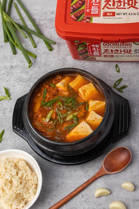 Kimchi Jjigae Tuna Kimchi Jjigae, Kimchi Aesthetic, Kimchi Jjigae Recipe, Korean Kimchi Stew, Kimchi Stew Recipe, Jjigae Recipe, Korean Food Kimchi, Easy Kimchi, Kimchi Jjigae