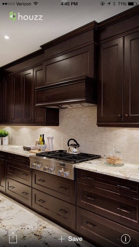 Chocolate Brown Kitchen Cabinets Modern, Chocolate Kitchen Cabinets Ideas, Cocinas Color Chocolate Modernas, Chocolate Brown Kitchen Cabinets, Kitchen Cabinets Dark Brown, Cherry Cabinet Kitchen Color Scheme, Espresso Kitchen Cabinets Color Schemes, Chocolate Kitchen Cabinets, Dark Brown Kitchen Cabinets