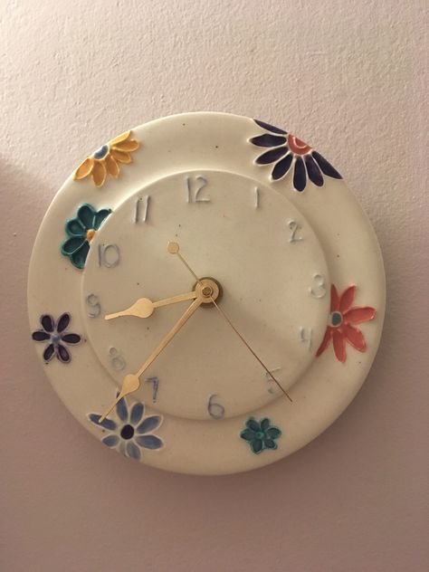 Clock Ceramic Handmade, Clay Clocks Ceramics Handmade, Ceramic Wall Clocks Pottery Handmade, Ceramic Clocks Handmade, Pottery Clocks Handmade, Ceramic Clock Ideas, Air Dry Clay Clock, Clay Clock Ideas, Ceramic Wall Clock