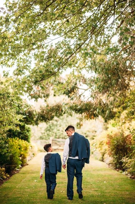 Kid casual moment Groomsmen Wedding Photos, Pastel Bridesmaids, Justin Alexander Wedding Dress, Navy Bridesmaids, Groomsmen Photos, Groomsmen Wedding, Wedding Ceremony Photos, Wedding Picture Poses, Wedding Speech