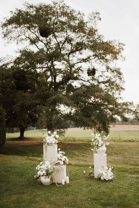 Editorial wedding photographer | UK, Spain and Destination - faye wilde photography Editorial Wedding Decor, Vogue Wedding Decor, Wedding Alter Backdrops, Alters Wedding, Simple Ceremony Flowers, Alter Wedding Decorations, All White Wedding Ceremony, Wedding Alter Ideas, Luxury Garden Wedding