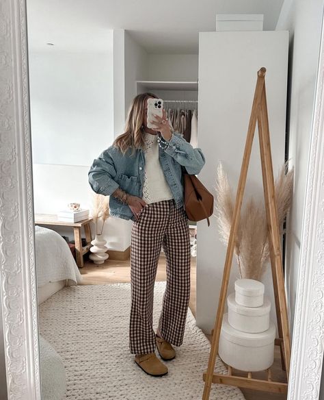 White Tee Fall Outfit, Fall Church Outfit 2024, Comfy Outfits For Work Office Style, Fall Transition Outfits Work, Millennial Fall Fashion, How To Style Gingham Pants, Outfits With Black Straight Leg Jeans, Orchard Outfit Summer, Photoshoot Fall Outfits