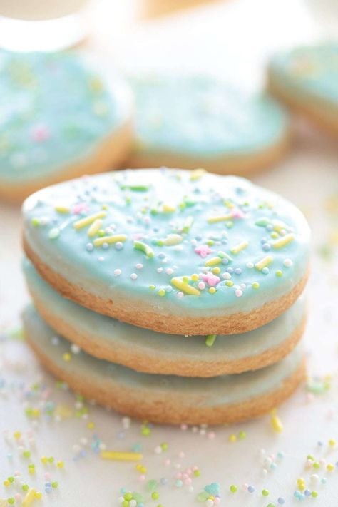 These delicious Spring Shortbread Cookies are crisp, buttery and have a simple decorating technique that\'s fun to do with kids! #easterdessert #easter #eastercookies #easy #easydecorating #shortbread #glazedcookies Easter Shortbread, Simple Decorating, Easter Desserts Recipes, Garden Plan, S'mores, Easter Dessert, Easter Cookies, Holiday Food, Spring Recipes