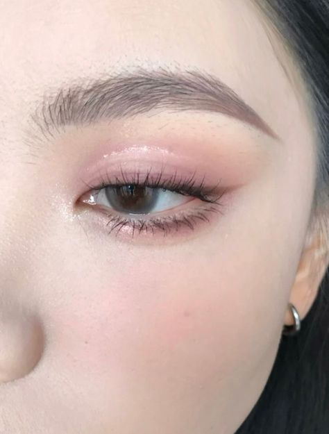 douyin makeup shiny glitter Coquette Eye Makeup, Coquette Aesthetic Makeup, Eye Makeup Asian, Makeup Coquette, Makeup Ulzzang, Makeup Douyin, Coquette Makeup, Yellow Makeup, Douyin Makeup