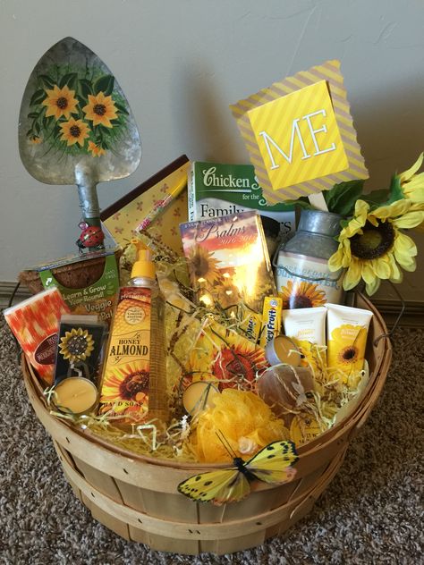 Sunflower gift basket Sunflower Themed Gift Basket, Sunflower Gift Ideas Birthday, Sunflower Gifts Ideas, Honey Gift Basket Ideas, Sunflower Gift Basket, Sunshine Basket, Honey Gift Basket, Diy Mother's Day Gift Basket, Sunflower Basket