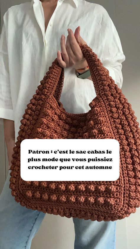 Aidez-vous d’un tutoriel vidéo et d’un patron pour crocheter le sac d’automne le plus tendance du moment. Crochet Simple, Crochet Stitch, Crochet Motif, Diy Crochet, Crochet Stitches, Knit Crochet, Quilting, Thread, Couture