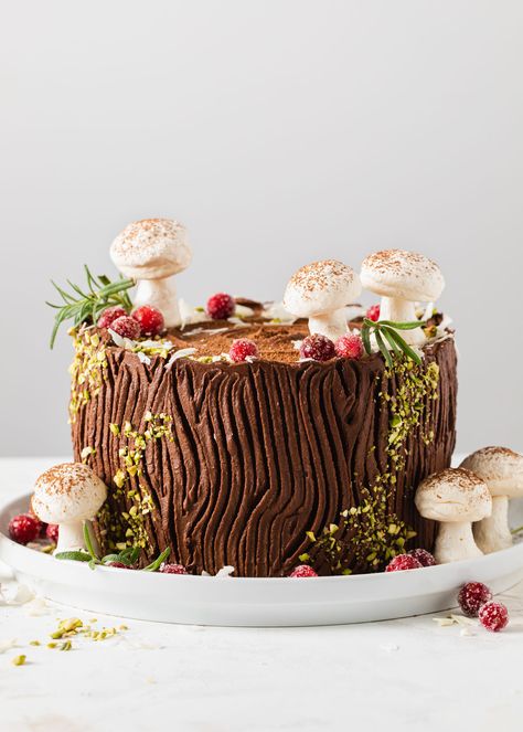 Meringue Mushrooms, Tree Stump Cake, Yule Log Cake, Christmas Cake Designs, Log Cake, Sugared Cranberries, Holiday Cupcakes, Winter Cake, Forest Cake