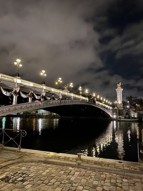 #Paris #Pontdesarts #francais Paris Bridge, Paris Buildings, France Aesthetic, Paris Aesthetic, Paris At Night, Living In Paris, Places In Europe, Paris City, Future City