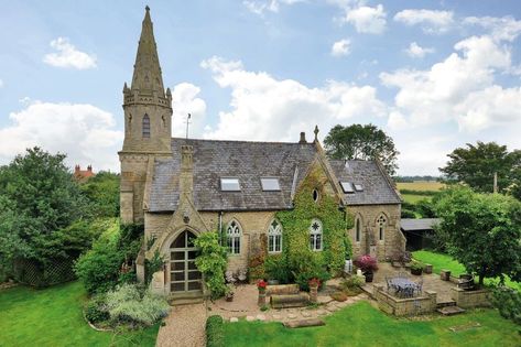 Converted church Old Church House, Old Victorian House, Church Conversions, Church House, Abandoned Church, Unusual Buildings, Gothic Church, Spooky House, Hobbit House