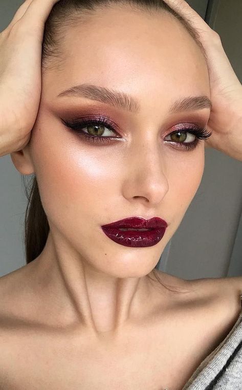 Wine Makeup Look Smokey Eye, Cranberry Eye Makeup, Smokey Burgundy Eye Makeup, Maroon Make Up, Cranberry Makeup Look, Burgundy Makeup Look Wedding, Red Wine Eye Makeup, Red Wine Makeup Look, Bordo Makeup