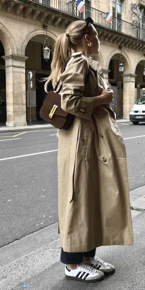 Nyc Aesthetic Fashion Spring, Trench Coat Outfit Scandinavian, Trench Coat And Sambas, Trench Coat Outfit Inspiration, Trench Coat Outfit London, Beige Oversized Coat Outfit, Boots And Trench Coat Outfit, Trench Coats Aesthetic, Dark Beige Trench Coat Outfit