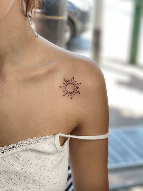 Sun Tattoo On Collar Bone, Sun And Clouds Tattoo Small, Collar Bone Small Tattoo, Collarbone Sun Tattoo, Collar Bone Sun Tattoo, Basic Sun Tattoo, Sun Tatoos Woman, Sun Collarbone Tattoo, Sun Tattoo Shoulder For Women