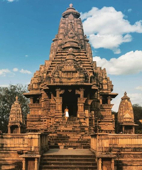 Indian Castle, Satya Sanatan, Indian Monuments, Ancient Carvings, Khmer Architecture, Monument In India, Khajuraho Temple, Temple India, Ancient Drawings