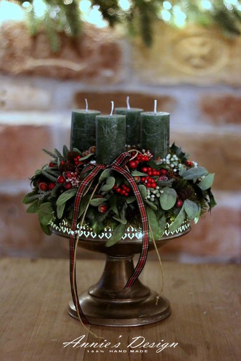 Advent Arrangements Christmas Tables, Holly Centerpiece Christmas, Christmas Wreaths Candles, Advent Flower Arrangements, Advent Table Centerpiece, Christmas Advent Candles Ideas, Christmas Candle Wreath, Advent Candles Ideas Decoration, Advent Wreath 2023