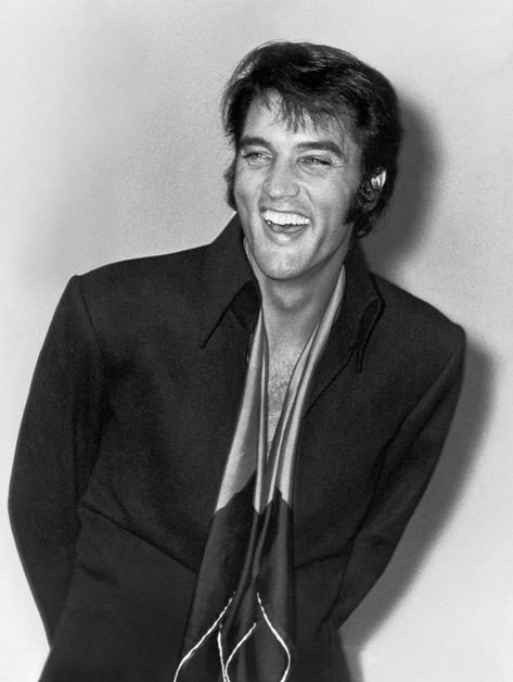 While Elvis' eyes are interesting in this photograph, it's his rarely seen grin that's the real show... - Courtesy of Oscar Abolafia Elvis Presley Images, Faye Dunaway, Elvis Presley Pictures, Johnny Carson, American Ballet Theatre, Elvis And Priscilla, Elvis Presley Photos, Fred Astaire, Elizabeth Taylor