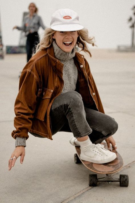 Skater Photoshoot, Skate Outfit, Skater Girl Aesthetic, Surfergirl Style, Skateboard Outfits, Surf Style Clothes, Penny Skateboard, Womens Winter Fashion Outfits, Skate Style