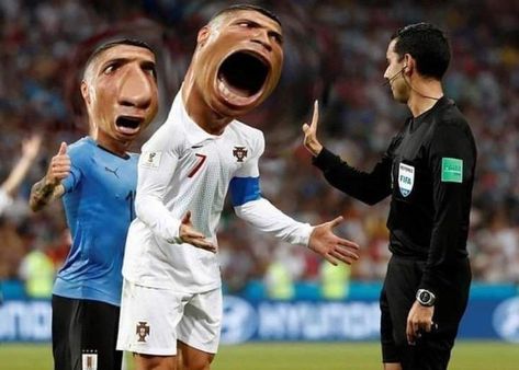 Ronaldo Memes, Funny Football Pictures, Messi Funny, Football Funny Moments, Funny Football Videos, Football Jokes, Funny Soccer Videos, Soccer Memes, Soccer Funny