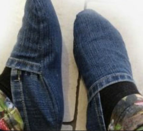 Rattoppare I Jeans, Syprosjekter For Nybegynnere, Återvinna Jeans, Sewing Slippers, Jeans Sewing, Hantverk Diy, Diy Slippers, Diy Jeans, Blue Jeans Crafts