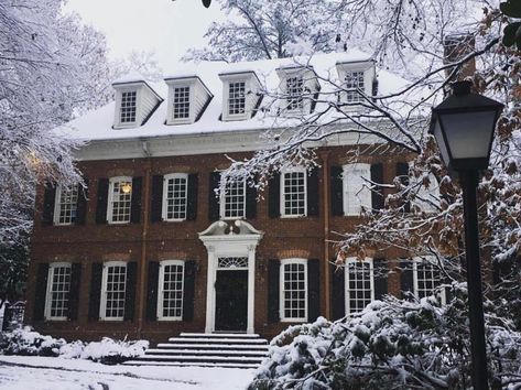 Colonial Brick House Exterior, Colonial Brick House, Georgian Colonial House, Painted Brick Exteriors, Colonial House Exteriors, Rustic Lake Houses, Colonial Mansion, Usa House, Glam Pad