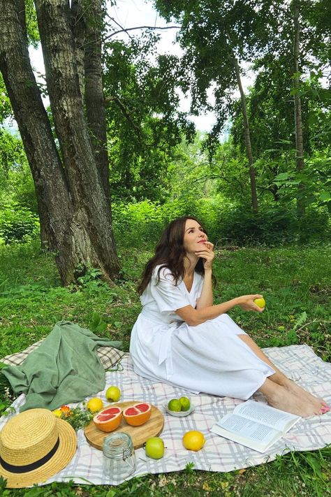 Pictures In The Forest Ideas, Cute Picnic Photos, Forest Picnic Photoshoot, Picnic In Forest, Cottagecore Photos, Summer Photo Shoot Ideas, Picnic Photo Ideas, Picnic Poses, Picnic Aesthetics