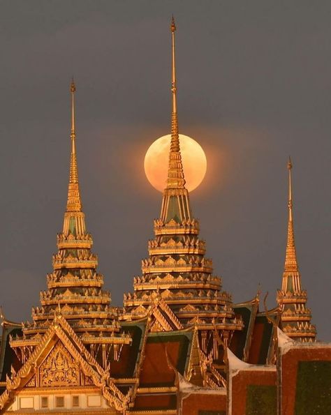 Bangkok Tourist, Bangkok Shopping, Thailand Art, Bangkok Hotel, Asian Architecture, Bangkok Travel, Moon Rising, Thai Art, Blood Moon