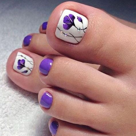 Pedicure Summer 2023, Summer Toes 2023, Nail Feet, Flower Toe Nails, Toenail Art Designs, Easy Toe Nail Designs, Simple Toe Nails, Pedicure Nail Designs, Pedicure Designs Toenails