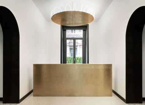 Brass Reception Desk, Minimalist Girl, Kitchen Ikea, Interior Design Minimalist, Minimalist Makeup, Bedroom Minimalist, New Bedroom, Minimalist Bedroom Design, Lobby Design