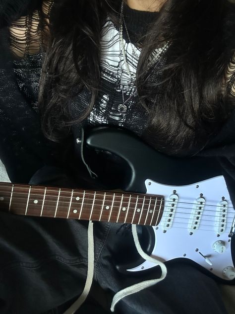 Electric Guitar Girl Aesthetic, Girl With Electric Guitar, Rock Girl Aesthetic, Gitar Vintage, Girl With Guitar, Guitar Room, Rockstar Aesthetic, Guitar Obsession, Guitar Photos