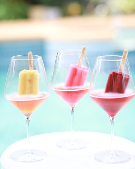 Coconut Water Popsicles, Popsicle Cocktail, Homemade Fruit Popsicles, Prosecco Drinks, Strawberry Popsicles, Watermelon Popsicles, Simple Cocktail, Craft Cocktail Recipe, Wine Spritzer