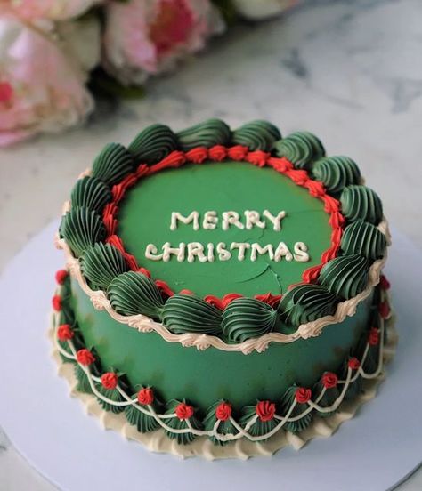 Winter Cake Decor, Vintage Cake Christmas, Christmas Cake Vintage, Simple Christmas Cake Ideas, Christmas Vintage Cake, Christmas Cake Simple, Christmas Birthday Cake Ideas, Simple Christmas Cakes, Cute Christmas Cakes