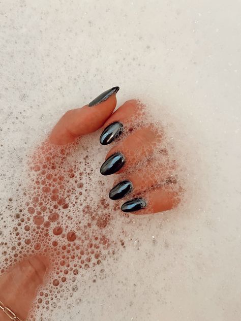 Black And Grey Chrome Nails, Black Chrome Nails Almond Short, Crome Nails Black, Black With Crome Nails, Black Matalic Nails Acrylic, Pretty Sns Nails, Gel Nails Crome, Black Nails Metallic, Halloween Chrome Nails Short