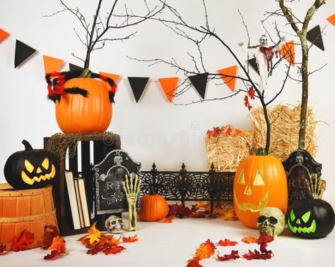 Fotos Halloween, Halloween Mini Session, Fall Baby Pictures, Halloween 1st Birthdays, Scary Halloween Pumpkins, Photo Halloween, Halloween Photo Booth, 1st Birthday Photoshoot, Halloween Backdrop