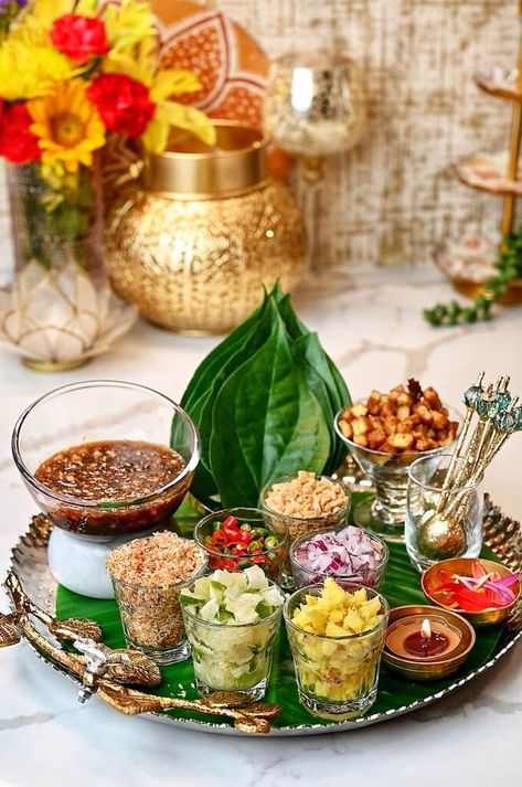 Thai Paan Bites – Miang Kham | New Indian Paan Display, Thai Charcuterie Board, Indian Food Platter Ideas, Chaat Party Decoration At Home, Indian Food Display, Paan Decoration Ideas, Diwali Grazing Table, Thai Dinner Party Decorations, Hot Snacks Appetizers