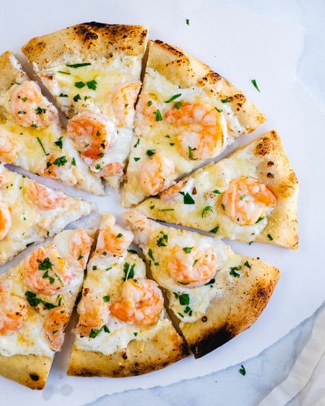 Shrimp Flatbread Recipes, Shrimp Pizza Recipe, Pizza Tart, Prawn Pizza, Homemade Cheese Pizza, Buffalo Chicken Pizza Recipe, Pizza Toppings Combinations, Shrimp Pizza, Pizza Pasta Recipe