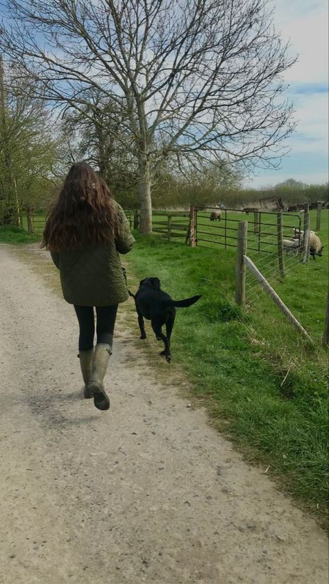 Countryside Fashion Aesthetic, English Country Aesthetic Fashion, English Country Side Outfit, British Style Aesthetic, English Countryside Lifestyle, English Country Life Aesthetic, England Countryside Outfits, Winter Dog Walking Outfit, British Countryside Style