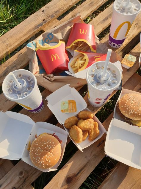 Mcdonald hamburger #chips Chip Aesthetic, Mcdonalds Aesthetic Food, Chips Aesthetic, Romantic Picnic Food, Mcdonald's Aesthetic, Picnic Date Food, Mc Donald's, Picnic Inspiration, Mc Donald