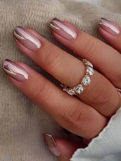 A rose gold chrome manicure with a mirror-like finish on almond-shaped nails. This shiny, reflective look is perfect for adding a touch of luxury and elegance to any occasion. French Nail With Chrome, French Nails Design Elegant, Chrome Sns Nails, Chrome Rose Gold Nails, French Chrome Nails Designs, Rose Chrome Nails, French Manicure Chrome, Beige Chrome Nails, Gold Nails Chrome