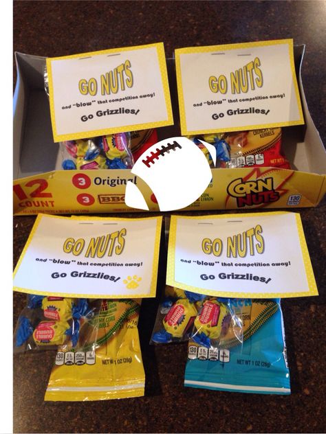 Football game treat. Bag of Corn Nuts with bag of bubble gum stapled to tag saying "Go  NUTS and "blow" the competition away!" - Tanya Price First Football Game Gift, Football Playoff Treats, Football Team Treats, Volleyball Treats, Football Goody Bags, Football Treat Bags, Football Game Gift, Sports Treats, Cheer Snacks