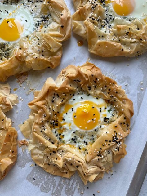 breakfast börek (egg + cheese phyllo pastries) Phyllo Breakfast, Philo Pastry, Philo Dough, Phyllo Dough Recipes, Phyllo Recipes, Crispy Egg, Cheese Pastry, Egg Cheese, Egg And Cheese