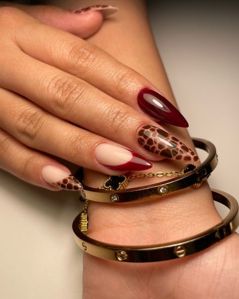 Maroon And Cheetah Nails, Burgundy Nails With Cheetah Print, Leopard Print Nails Coffin, Maroon Leopard Nails, Autumn Red Nails Design, Nail Designs 2024 Fall, Cheata Nails Red, Red Short Nails Black Women, Dark Red Leopard Print Nails