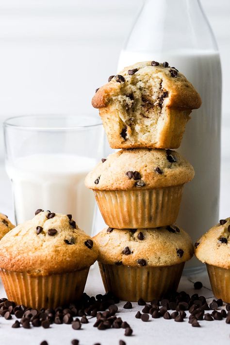 Cafe Style Muffins, Bakery Photoshoot, Bakery Style Chocolate Chip Muffins, Banana Chip Muffins, Bakery Muffins, Baking Lessons, Crumble Cookie, Dessert Breads, Vanilla Muffins