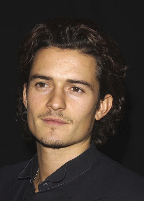 Hit Celebrities Guys, Will From Pirates Of The Caribbean, Orlando Bloom Curly Hair, Brunette Male Celebrities, Orlando Bloom Lord Of The Rings, Spanish Actors Men, 2000s Celebrities Men, Actors With Black Hair Male, Lord Of The Rings Orlando Bloom