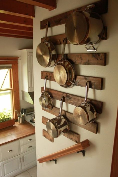 7 DIY Pot Racks from Recycled Items – Recycled Crafts Small Kitchen Hacks, Organiser Cucina, Kitchen Wall Storage, Pan Storage, Space Storage, Kitchen Hacks Organization, Open Wall, Diy Kitchen Storage, Kitchen Corner