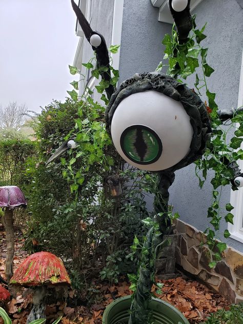 Scary Fairy Garden Ideas, Scary Garden Halloween, Creepy Garden Halloween, Haunted Greenhouse Halloween, Halloween Greenhouse Decor, Fantasy Halloween Decorations, Creepy Garden Aesthetic, Poison Garden Halloween, Plant Halloween Decorations