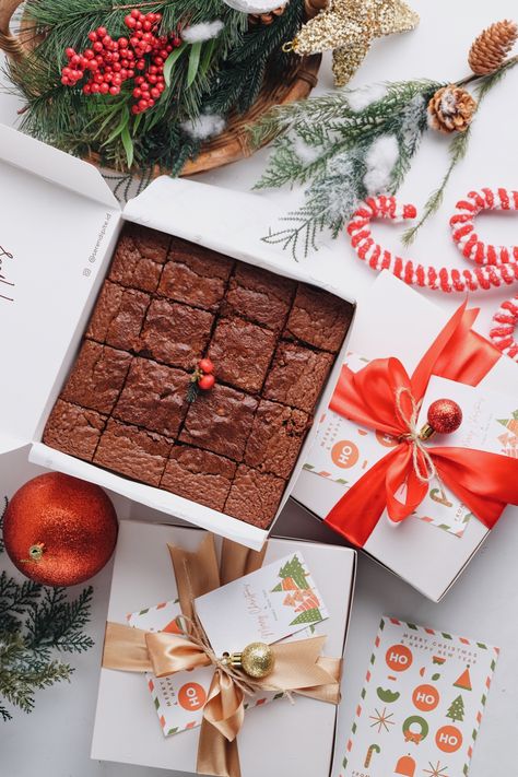 Christmas Cake Photoshoot Ideas, Christmas Theme Food Photography, Christmas Brownies Photography, Hampers Christmas Photography, Christmas Cake Hampers Ideas, Christmas Packaging Photography, Cake Christmas Photography, Hampers Ideas Christmas, Xmas Food Photography