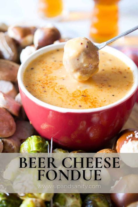 When the weather cools down and you want a hot, hearty appetizer. There's nothing like a beer-infused, garlicky cheese fondue surrounded by perfectly dunkable accompaniments to warm up the party. So, invite your family and friends to gather around a communal pot of tasty beer cheese fondue and enjoy some good laughs! German Beer Cheese, Melting Pot Cheese Fondue, Hearty Appetizer, Cheese Fondue Dippers, Easy Fondue Recipes, Best Cheese Fondue, Easy Cheese Fondue, Cheddar Fondue, Beer Cheese Recipe