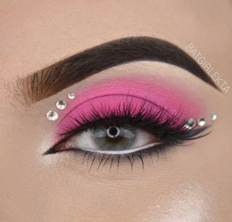 Eye makeup/eye shadow looks/pink Hot Pink Festival Makeup, Hot Pink Eyeshadow Looks With Glitter, Pink Eye Makeup With Gems, Pink Halloween Makeup Looks, Valentine Eye Makeup, Fairy Fantasy Makeup, Football Makeup, White Eye Makeup, Crazy Eye Makeup