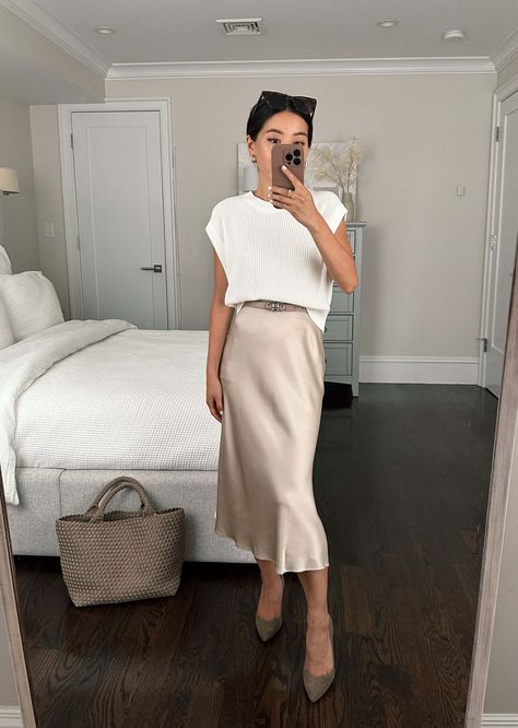 affordable silk slip skirt work outfit // cream + champagne business attire Fall Skirt Outfits, Slip Skirt Outfit, Silk Skirt Outfit, Outfit Cream, Satin Skirt Outfit, Silk Slip Skirt, Outfit Elegantes, Fall Skirt, Look Office