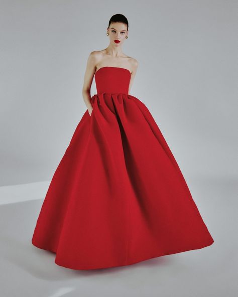 CAROLINA HERRERA (@carolinaherrera) • Fotos y vídeos de Instagram Carolina Herrera Gown, Strapless Ball Gown, Dome Earrings, Carolina Herrera Dresses, Special Occasion Gowns, Runway Fashion Couture, Gold Starburst, Photoshoot Dress, Special Occasion Outfits